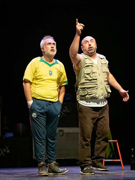 Escena de l'espectacle Ni rastre de qui vam ser, interpretat per Fel Faixedas i Carles Xuriguera