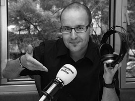 Xavier Sanjuan presentant un programa de ràdio a Catalunya ràdio
